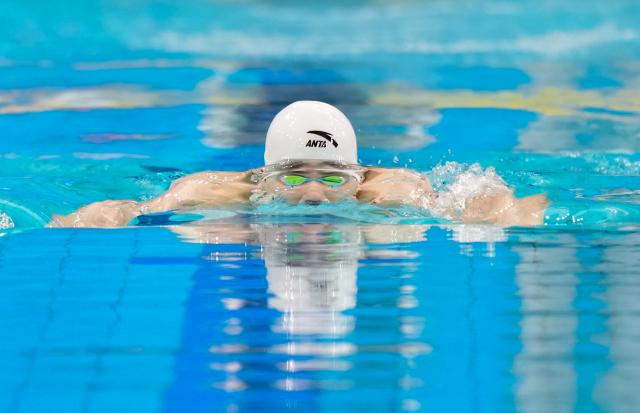 (251114) -- SHENZHEN, Nov. 14, 2025 (Xinhua) -- Qin Haiyang of Shanghai competes during the men's 200m breaststroke preliminary of swimming event at China's 15th National Games in Shenzhen, south China's Guangdong Province, Nov. 14, 2025. (Xinhua/Xia Yifang)