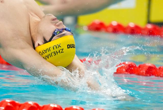 (251114) -- SHENZHEN, Nov. 14, 2025 (Xinhua) -- Xu Jiayu of Zhejiang competes during the men's 200m backstroke preliminary of swimming event at China's 15th National Games in Shenzhen, south China's Guangdong Province, Nov. 14, 2025. (Xinhua/Xia Yifang)