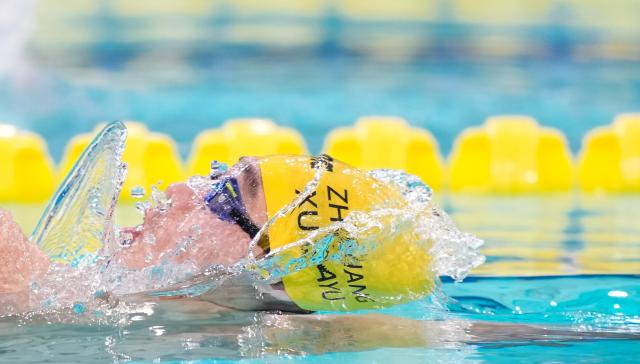 (251114) -- SHENZHEN, Nov. 14, 2025 (Xinhua) -- Xu Jiayu of Zhejiang competes during the men's 200m backstroke preliminary of swimming event at China's 15th National Games in Shenzhen, south China's Guangdong Province, Nov. 14, 2025. (Xinhua/Xia Yifang)