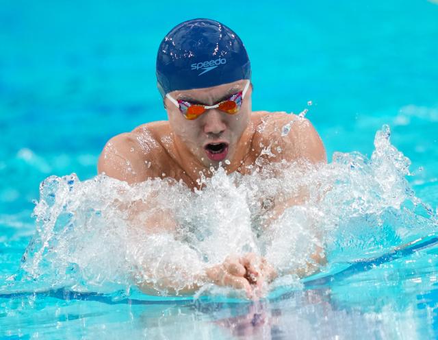 (251114) -- SHENZHEN, Nov. 14, 2025 (Xinhua) -- Yan Zibei of Hubei competes during the men's 200m breaststroke preliminary of swimming event at China's 15th National Games in Shenzhen, south China's Guangdong Province, Nov. 14, 2025. (Xinhua/Xia Yifang)
