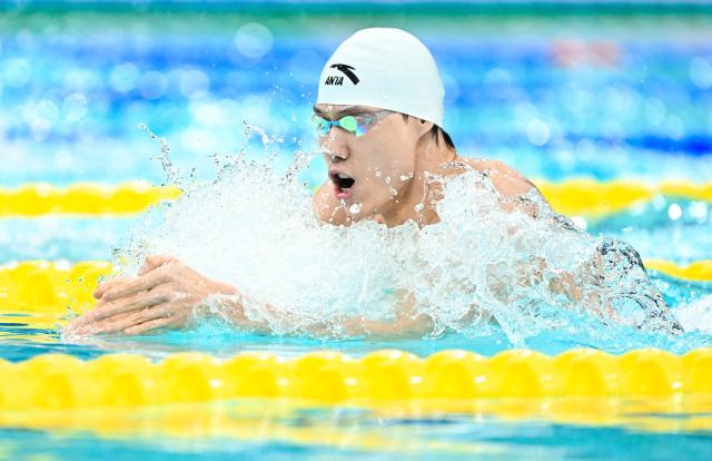 (251114) -- SHENZHEN, Nov. 14, 2025 (Xinhua) -- Qin Haiyang of Shanghai competes during the men's 200m breaststroke preliminary of swimming event at China's 15th National Games in Shenzhen, south China's Guangdong Province, Nov. 14, 2025. (Xinhua/Chen Yichen)