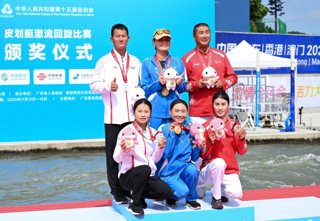 (251114) -- GUANGZHOU, Nov. 14, 2025 (Xinhua) -- Gold medalist Chen Shi (front C) of Liaoning, silver medalist Yang Ting (front L) of Yunnan, bronze medalist Huang Juan (front R) of Guizhou pose with their coaches after the awarding ceremony for the women's canoe single final of canoe slalom at China's 15th National Games in Guangzhou, south China's Guangdong Province, Nov. 14, 2025. (Xinhua/Tang Yi)