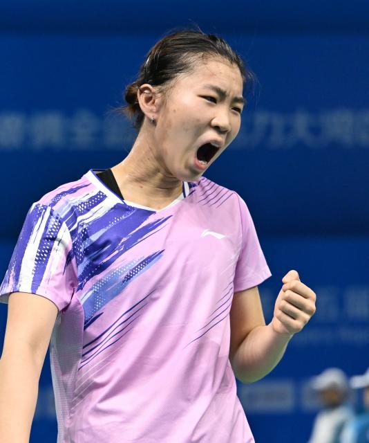 (251113) -- SHENZHEN, Nov. 13, 2025 (Xinhua) -- Huang Linran of Beijing reacts in the match against Yuan Anqi of Sichuan during the women's team bronze medal match of badminton between Beijing and Sichuan at China's 15th National Games in Shenzhen, south China's Guangdong Province, Nov. 14, 2025. (Xinhua/Li He)