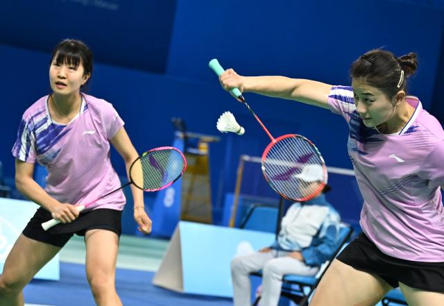 (251113) -- SHENZHEN, Nov. 13, 2025 (Xinhua) -- Li Jiajia (R)/Wang Yiduo compete against Zheng Yu/Zhang Shuxian of Sichuan of Beijing during the women's team bronze medal match of badminton between Beijing and Sichuan at China's 15th National Games in Shenzhen, south China's Guangdong Province, Nov. 14, 2025. (Xinhua/Li He)