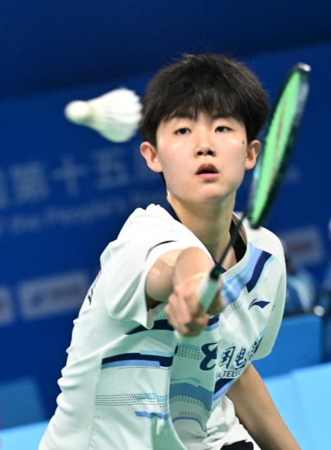 (251113) -- SHENZHEN, Nov. 13, 2025 (Xinhua) -- Yuan Anqi of Sichuan competes against Huang Linran of Beijing during the women's team bronze medal match of badminton between Beijing and Sichuan at China's 15th National Games in Shenzhen, south China's Guangdong Province, Nov. 14, 2025. (Xinhua/Li He)