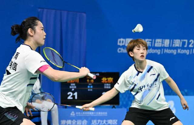 (251113) -- SHENZHEN, Nov. 13, 2025 (Xinhua) -- Zheng Yu (L)/Zhang Shuxian of Sichuan compete against Li Jiajia/Wang Yiduo of Beijing during the women's team bronze medal match of badminton between Beijing and Sichuan at China's 15th National Games in Shenzhen, south China's Guangdong Province, Nov. 14, 2025. (Xinhua/Li He)