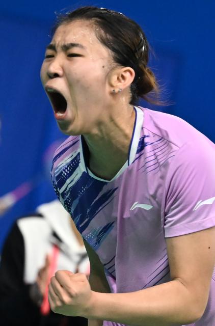 (251113) -- SHENZHEN, Nov. 13, 2025 (Xinhua) -- Huang Linran of Beijing reacts in the match against Yuan Anqi of Sichuan during the women's team bronze medal match of badminton between Beijing and Sichuan at China's 15th National Games in Shenzhen, south China's Guangdong Province, Nov. 14, 2025. (Xinhua/Li He)