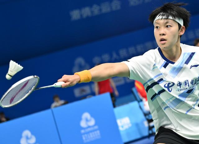 (251113) -- SHENZHEN, Nov. 13, 2025 (Xinhua) -- Chen Lu of Sichuan competes against Cai Yanyan of Beijing during the women's team bronze medal match of badminton between Beijing and Sichuan at China's 15th National Games in Shenzhen, south China's Guangdong Province, Nov. 14, 2025. (Xinhua/Li He)