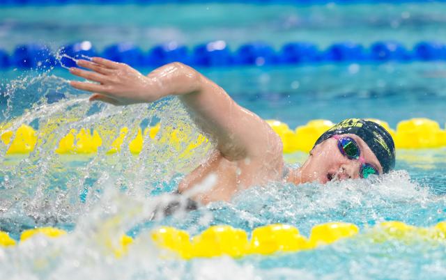 (251114) -- SHENZHEN, Nov. 14, 2025 (Xinhua) -- Li Bingjie of Hebei competes during the women's 4x200m freestyle relay preliminary of swimming at China's 15th National Games in Shenzhen, south China's Guangdong Province, Nov. 14, 2025. (Xinhua/Xia Yifang)