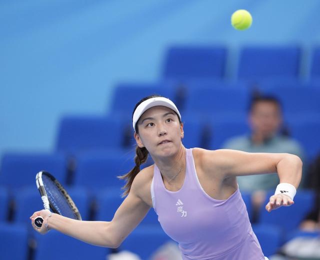 (251114) -- HENGQIN, Nov. 14, 2025 (Xinhua) -- Wang Xinyu of Guangdong hits a return during the women's singles first round match of tennis between Wang Xinyu of Guangdong and Wang Yuping of Fujian at China's 15th National Games in Hengqin, south China's Guangdong Province, Nov. 14, 2025. (Xinhua/Yan Linyun)