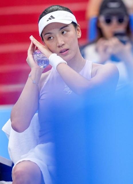 (251114) -- HENGQIN, Nov. 14, 2025 (Xinhua) -- Wang Xinyu of Guangdong rests during the women's singles first round match of tennis between Wang Xinyu of Guangdong and Wang Yuping of Fujian at China's 15th National Games in Hengqin, south China's Guangdong Province, Nov. 14, 2025. (Xinhua/Yan Linyun)