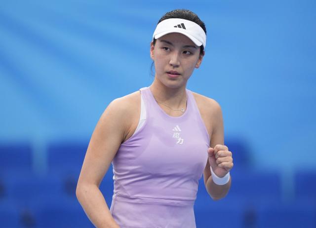 (251114) -- HENGQIN, Nov. 14, 2025 (Xinhua) -- Wang Xinyu of Guangdong celebrates scoring during the women's singles first round match of tennis between Wang Xinyu of Guangdong and Wang Yuping of Fujian at China's 15th National Games in Hengqin, south China's Guangdong Province, Nov. 14, 2025. (Xinhua/Yan Linyun)
