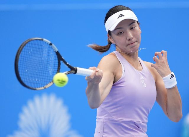 (251114) -- HENGQIN, Nov. 14, 2025 (Xinhua) -- Wang Xinyu of Guangdong hits a return during the women's singles first round match of tennis between Wang Xinyu of Guangdong and Wang Yuping of Fujian at China's 15th National Games in Hengqin, south China's Guangdong Province, Nov. 14, 2025. (Xinhua/Yan Linyun)