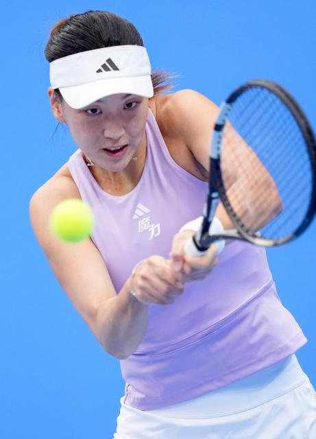 (251114) -- HENGQIN, Nov. 14, 2025 (Xinhua) -- Wang Xinyu of Guangdong hits a return during the women's singles first round match of tennis between Wang Xinyu of Guangdong and Wang Yuping of Fujian at China's 15th National Games in Hengqin, south China's Guangdong Province, Nov. 14, 2025. (Xinhua/Yan Linyun)