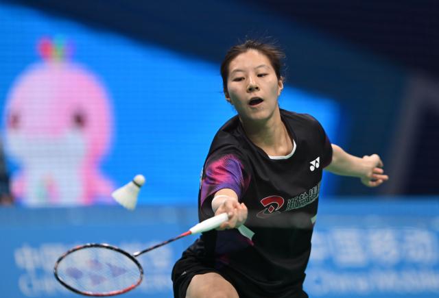(251114) -- SHENZHEN, Nov. 14, 2025 (Xinhua) -- Chen Yinuo of Zhejiang competes against Sun Liyuan of Jiangsu during the women's team final of badminton between Jiangsu and Zhejiang at China's 15th National Games in Shenzhen, south China's Guangdong Province, Nov. 14, 2025. (Xinhua/Li Ziheng)