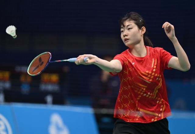 (251114) -- SHENZHEN, Nov. 14, 2025 (Xinhua) -- Sun Liyuan of Jiangsu competes against Chen Yinuo of Zhejiang during the men's team bronze medal match of badminton between Jiangsu and Zhejiang at China's 15th National Games in Shenzhen, south China's Guangdong Province, Nov. 14, 2025. (Xinhua/Li Ziheng)