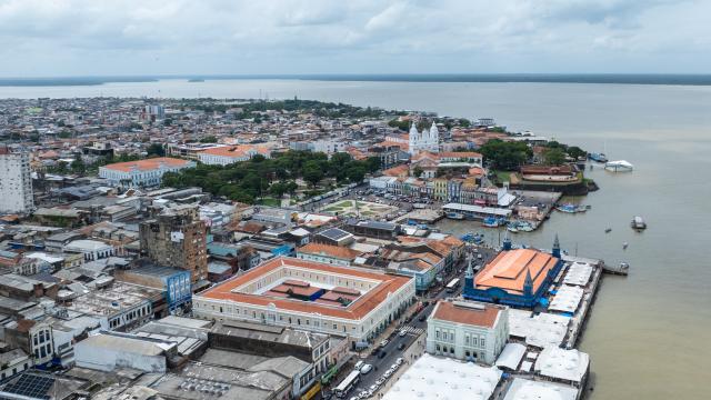 (251114) -- BELEM, Nov. 14, 2025 (Xinhua) -- An aerial drone photo taken on Nov. 13, 2025 shows a view of the old city along the Guajara Bay in Belem, Brazil.
  The 30th United Nations climate change conference (COP30) opened here on Monday and will last until Nov. 21. (Xinhua/Wang Tiancong)