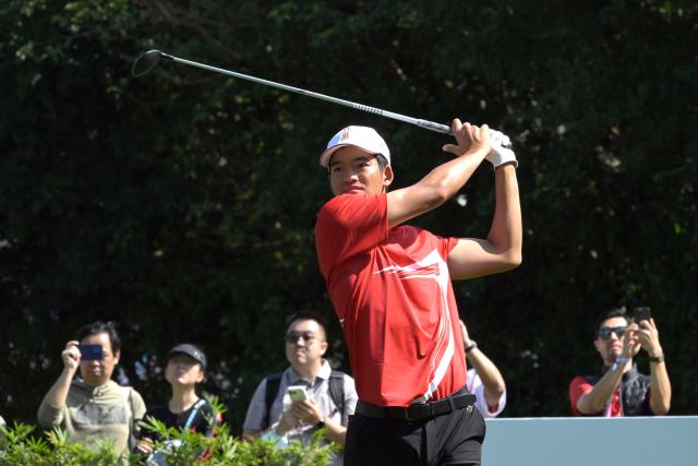 (251114) -- HONG KONG, Nov. 14, 2025 (Xinhua) -- Kho Taichi of Hong Kong competes during the second round of men's team/individual match of golf at China's 15th National Games in Hong Kong, south China, Nov. 14, 2025. (Xinhua/Lo Ping Fai)
