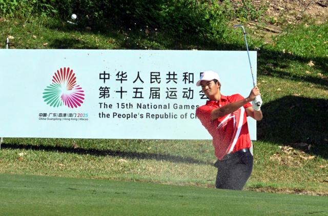 (251114) -- HONG KONG, Nov. 14, 2025 (Xinhua) -- Kho Taichi of Hong Kong competes during the second round of men's team/individual match of golf at China's 15th National Games in Hong Kong, south China, Nov. 14, 2025. (Xinhua/Lo Ping Fai)