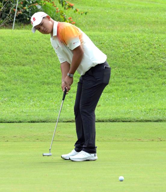 (251114) -- HONG KONG, Nov. 14, 2025 (Xinhua) -- Deng Tao of Guangdong competes during the second round of men's team/individual match of golf at China's 15th National Games in Hong Kong, south China, Nov. 14, 2025. (Xinhua/Lo Ping Fai)
