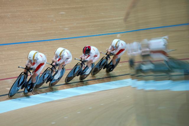 (251114) -- HONG KONG, Nov. 14, 2025 (Xinhua) -- Team Shandong compete during the cycling track women's team pursuit final at China's 15th National Games in Hong Kong, south China, Nov. 14, 2025. (Xinhua/Wu Lu)