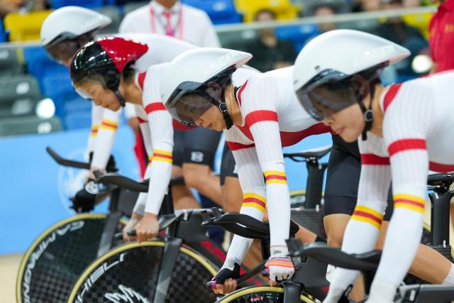 (251114) -- HONG KONG, Nov. 14, 2025 (Xinhua) -- Team Henan compete during the cycling track women's team pursuit final at China's 15th National Games in Hong Kong, south China, Nov. 14, 2025. (Xinhua/Wu Lu)