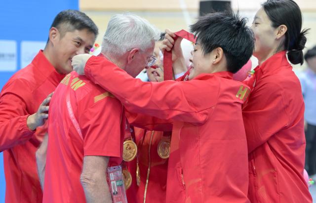 (251114) -- HONG KONG, Nov. 14, 2025 (Xinhua) -- Members of team Henan celebrate after the awarding ceremony for the cycling track women's team pursuit at China's 15th National Games in Hong Kong, south China, Nov. 14, 2025. (Xinhua/Hu Huhu)