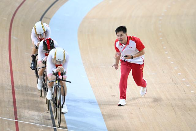 (251114) -- HONG KONG, Nov. 14, 2025 (Xinhua) -- Team Shandong compete during the cycling track women's team pursuit final at China's 15th National Games in Hong Kong, south China, Nov. 14, 2025. (Xinhua/Hu Huhu)