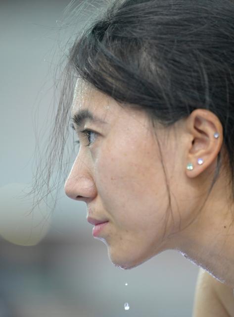 (251114) -- HONG KONG, Nov. 14, 2025 (Xinhua) -- Zhang Hongjie of team Shandong warms up before the cycling track women's team pursuit final at China's 15th National Games in Hong Kong, south China, Nov. 14, 2025. (Xinhua/Hu Huhu)