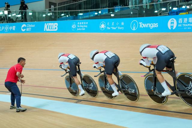 (251114) -- HONG KONG, Nov. 14, 2025 (Xinhua) -- Team Henan compete during the cycling track women's team pursuit final at China's 15th National Games in Hong Kong, south China, Nov. 14, 2025. (Xinhua/Wu Lu)