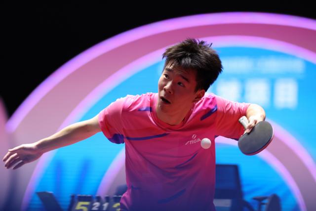 (251114) -- MACAO, Nov. 14, 2025 (Xinhua) -- Chen Xuanyi of Hebei serves during the U18 men's singles semifinal match of table tennis between Zhou Jinquan of Shanghai and Chen Xuanyi of Hebei at China's 15th National Games in Macao, south China, Nov. 14, 2025. (Xinhua/Liang Xu)