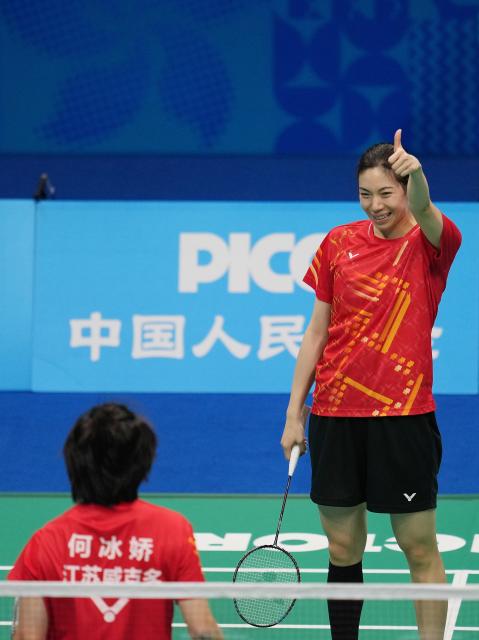 (251114) -- GUANGZHOU, Nov. 14, 2025 (Xinhua) -- He Bingjiao/Bao Lijing (top) of Jiangsu react in the match against Chen Fanshutian/Wu Mengying of Zhejiang during the women's team final of badminton between Jiangsu and Zhejiang at China's 15th National Games in Shenzhen, south China's Guangdong Province, Nov. 14, 2025. (Xinhua/Chen Sihan)