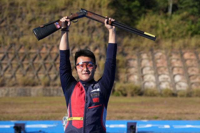 (251114) -- GUANGZHOU, Nov. 14, 2025 (Xinhua) -- Zhang Yukun of Jiangsu celebrates after the skeet men's final of shooting at China's 15th National Games in Guangzhou, south China's Guangdong Province, Nov. 14, 2025. (Xinhua/Xiao Ennan)