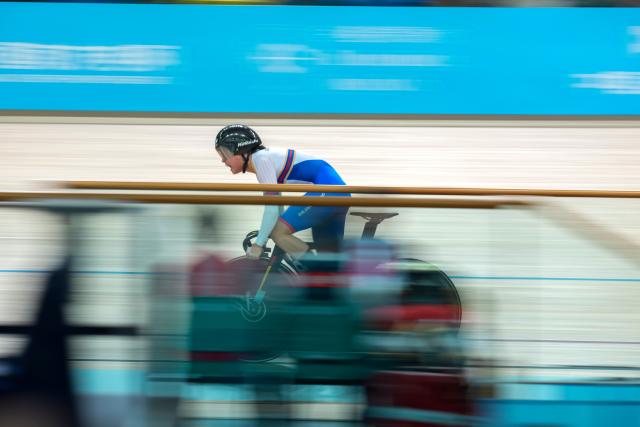 (251114) -- HONG KONG, Nov. 14, 2025 (Xinhua) -- Tong Mengqi of Zhejiang competes during the women's 250m time trial final of cycling track at China's 15th National Games in Hong Kong, south China, Nov. 14, 2025. (Xinhua/Wu Lu)