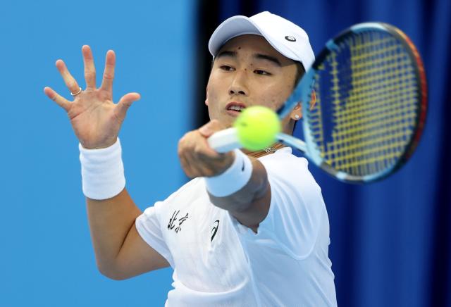 (251114) -- HENGQIN, Nov. 14, 2025 (Xinhua) -- Shang Juncheng of Beijing hits a return during the men's singles first round match of tennis between Shang Juncheng of Beijing and Chen Shijie of Guangxi at China's 15th National Games in Hengqin, south China's Guangdong Province, Nov. 14, 2025. (Xinhua/Zhang Chenlin)