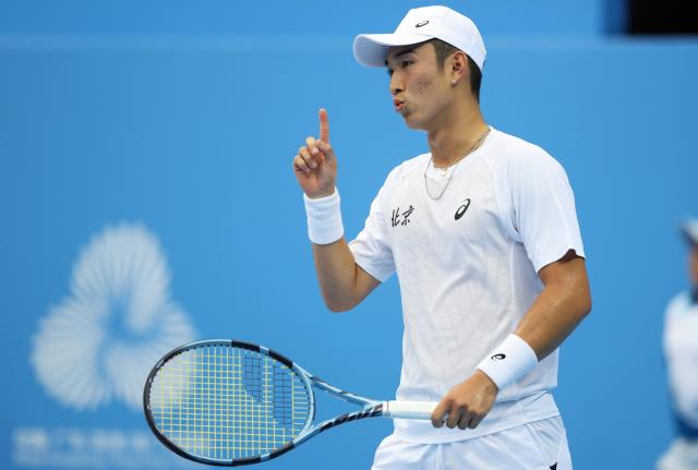 (251114) -- HENGQIN, Nov. 14, 2025 (Xinhua) -- Shang Juncheng of Beijing reacts during the men's singles first round match of tennis between Shang Juncheng of Beijing and Chen Shijie of Guangxi at China's 15th National Games in Hengqin, south China's Guangdong Province, Nov. 14, 2025. (Xinhua/Zhang Chenlin)