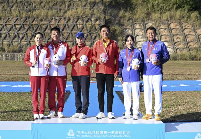 (251114) -- GUANGZHOU, Nov. 14, 2025 (Xinhua) -- Gold medalist Li Wenyi (3rd L) of Jiangsu, silver medalist Wei Meng (1st L) of Shandong, Jiang Yiting (2nd R) of Fujian pose during the awarding ceremony for the skeet women's of shooting at China's 15th National Games in Guangzhou, south China's Guangdong Province, Nov. 14, 2025. (Xinhua/Xiao Ennan)