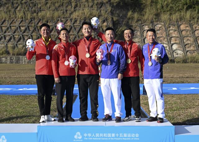 (251114) -- GUANGZHOU, Nov. 14, 2025 (Xinhua) -- Gold medalist Zhang Yukun (3rd L) of Jiangsu, silver medalist Yang Jiang (2nd L) of Jiangsu, bronze medalist Wu Liangliang (3rd R) of Fujian pose during the awarding ceremony for the skeet men's of shooting at China's 15th National Games in Guangzhou, south China's Guangdong Province, Nov. 14, 2025. (Xinhua/Xiao Ennan)