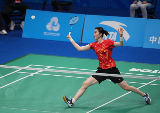 (251114) -- SHENZHEN, Nov. 14, 2025 (Xinhua) -- Gao Fangjie of Jiangsu competes against Chen Yufei of Zhejiang during the women's team final of badminton between Jiangsu and Zhejiang at China's 15th National Games in Shenzhen, south China's Guangdong Province, Nov. 14, 2025. (Xinhua/Chen Sihan)