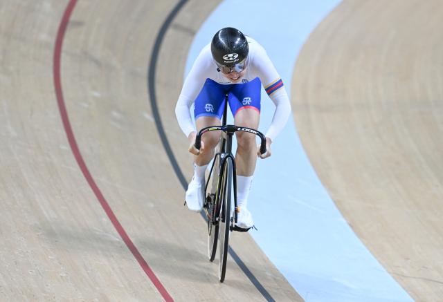 (251114) -- HONG KONG, Nov. 14, 2025 (Xinhua) -- Fan Bingbing of Zhejiang competes during the women's 250m time trial final of cycling track at China's 15th National Games in Hong Kong, south China, Nov. 14, 2025. (Xinhua/Hu Huhu)