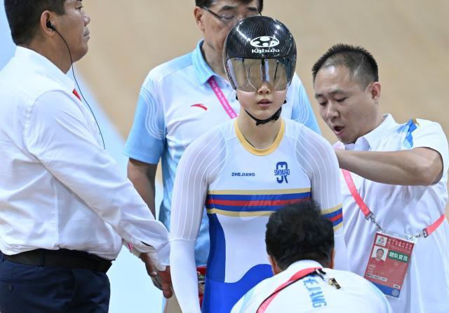 (251114) -- HONG KONG, Nov. 14, 2025 (Xinhua) -- Tong Mengqi of Zhejiang reacts before the women's 250m time trial final of cycling track at China's 15th National Games in Hong Kong, south China, Nov. 14, 2025. (Xinhua/Hu Huhu)
