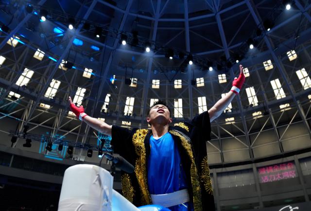 (251114) -- SHENZHEN, Nov. 14, 2025 (Xinhua) -- Zhu Jianhao of Guangdong celebrates after defeating Yibulayimu Mamuti of Xinjiang in the men's 63.5kg final of boxing at China's 15th National Games in Shenzhen, south China's Guangdong Province, Nov. 14, 2025. (Xinhua/Peng Yikai)