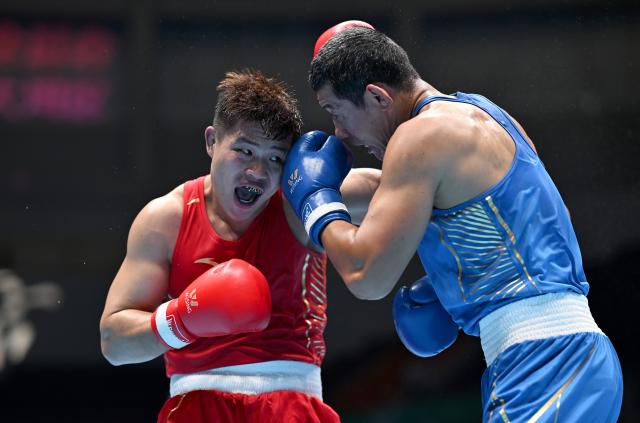 (251114) -- SHENZHEN, Nov. 14, 2025 (Xinhua) -- Han Xuezhen (L) of Henan competes against Meng Fanlong of Beijing in the men's 92kg final of boxing at China's 15th National Games in Shenzhen, south China's Guangdong Province, Nov. 14, 2025. (Xinhua/Yang Guanyu)