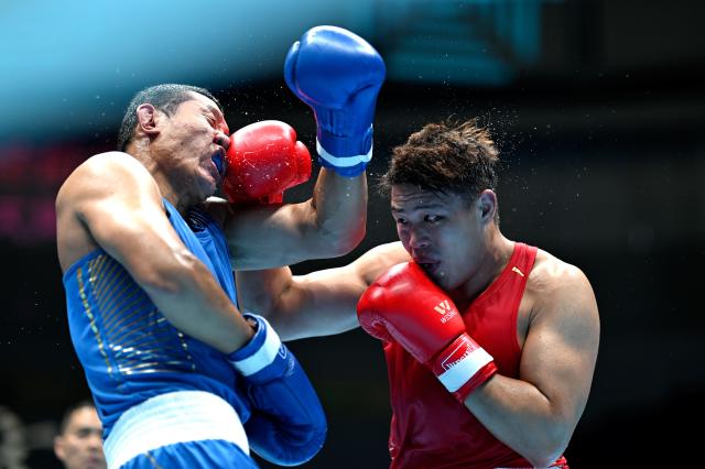 (251114) -- SHENZHEN, Nov. 14, 2025 (Xinhua) -- Han Xuezhen (R) of Henan competes against Meng Fanlong of Beijing in the men's 92kg final of boxing at China's 15th National Games in Shenzhen, south China's Guangdong Province, Nov. 14, 2025. (Xinhua/Yang Guanyu)