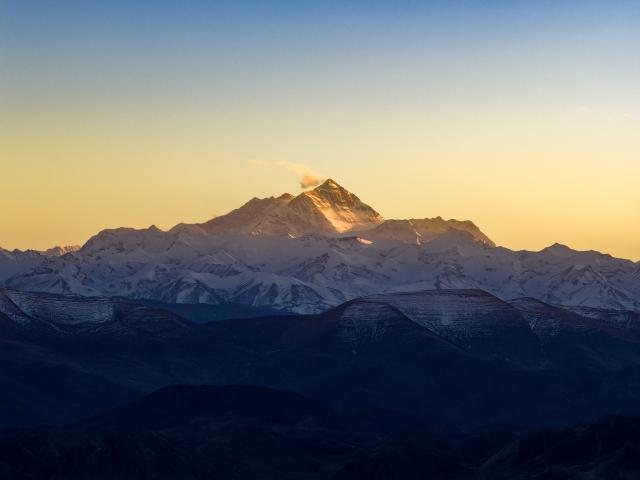 (251114) -- TINGRI, Nov. 14, 2025 (Xinhua) -- A drone photo taken on Nov. 13, 2025 shows a dusk view of Mount Qomolangma in Tingri County of Xigaze, southwest China's Xizang Autonomous Region. (Xinhua/Jiang Fan)