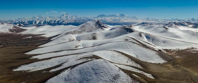 (251114) -- TINGRI, Nov. 14, 2025 (Xinhua) -- A drone photo taken on Nov. 13, 2025 shows a view of the Himalayas in Tingri County of Xigaze, southwest China's Xizang Autonomous Region. (Xinhua/Jiang Fan)