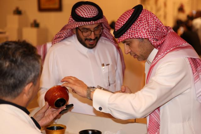 (251114) -- RIYADH, Nov. 14, 2025 (Xinhua) -- People visit the China Pavilion of the third edition of the Saudi International Handicrafts Week (Banan) in Riyadh, Saudi Arabia, Nov. 13, 2025.
  The third edition of the Saudi International Handicrafts Week (Banan) opened Thursday at Princess Nourah bint Abdulrahman University in the Saudi capital of Riyadh.
  China, this year's guest of honor, has set up a special pavilion decorated in vibrant red, featuring a wide range of Chinese intangible cultural heritage projects, including traditional lacquerware, fan-making craft, and the batik fabrics technique. (Xinhua/Wang Haizhou)