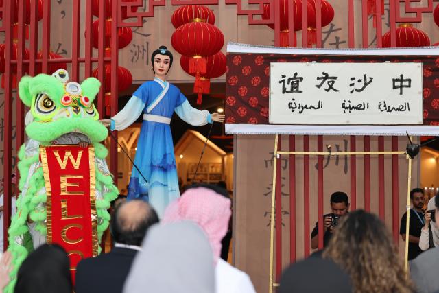 (251114) -- RIYADH, Nov. 14, 2025 (Xinhua) -- Visitors watch a performance at the third edition of the Saudi International Handicrafts Week (Banan) in Riyadh, Saudi Arabia, Nov. 13, 2025.
  The third edition of the Saudi International Handicrafts Week (Banan) opened Thursday at Princess Nourah bint Abdulrahman University in the Saudi capital of Riyadh.
  China, this year's guest of honor, has set up a special pavilion decorated in vibrant red, featuring a wide range of Chinese intangible cultural heritage projects, including traditional lacquerware, fan-making craft, and the batik fabrics technique. (Xinhua/Wang Haizhou)