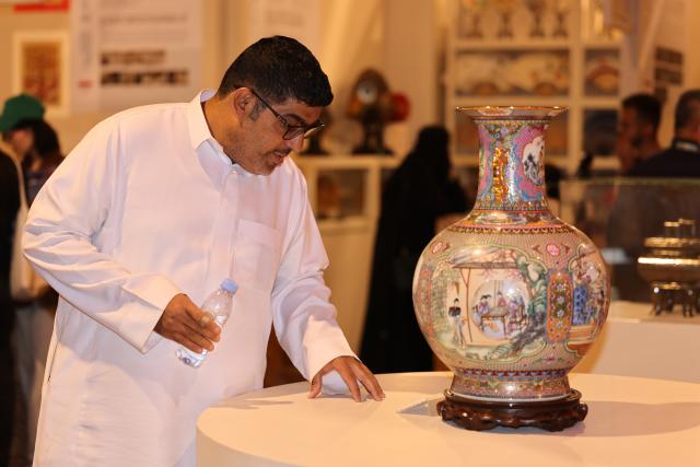 (251114) -- RIYADH, Nov. 14, 2025 (Xinhua) -- A man visits the China Pavilion of the third edition of the Saudi International Handicrafts Week (Banan) in Riyadh, Saudi Arabia, Nov. 13, 2025.
  The third edition of the Saudi International Handicrafts Week (Banan) opened Thursday at Princess Nourah bint Abdulrahman University in the Saudi capital of Riyadh.
  China, this year's guest of honor, has set up a special pavilion decorated in vibrant red, featuring a wide range of Chinese intangible cultural heritage projects, including traditional lacquerware, fan-making craft, and the batik fabrics technique. (Xinhua/Wang Haizhou)