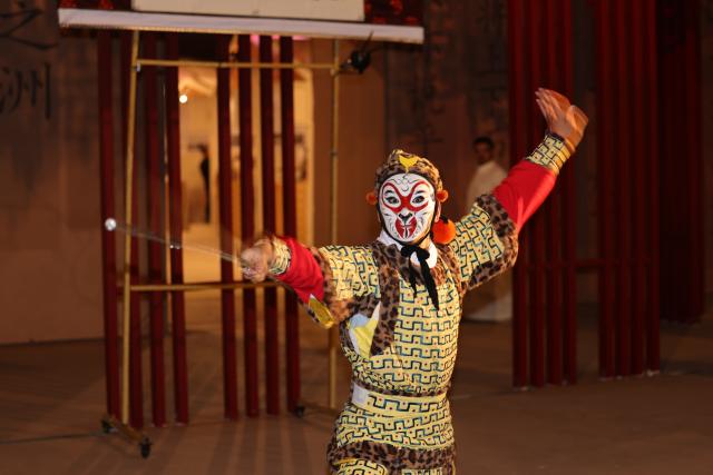 (251114) -- RIYADH, Nov. 14, 2025 (Xinhua) -- A Chinese actor performs at the third edition of the Saudi International Handicrafts Week (Banan) in Riyadh, Saudi Arabia, Nov. 13, 2025.
  The third edition of the Saudi International Handicrafts Week (Banan) opened Thursday at Princess Nourah bint Abdulrahman University in the Saudi capital of Riyadh.
  China, this year's guest of honor, has set up a special pavilion decorated in vibrant red, featuring a wide range of Chinese intangible cultural heritage projects, including traditional lacquerware, fan-making craft, and the batik fabrics technique. (Xinhua/Wang Haizhou)